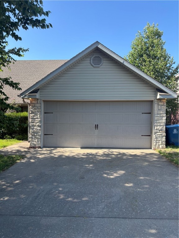 Great location, 10 minutes to Walmart Home Office. Granite countertops, fenced backyard, washer, dryer and fridge included. Get it before its gone!