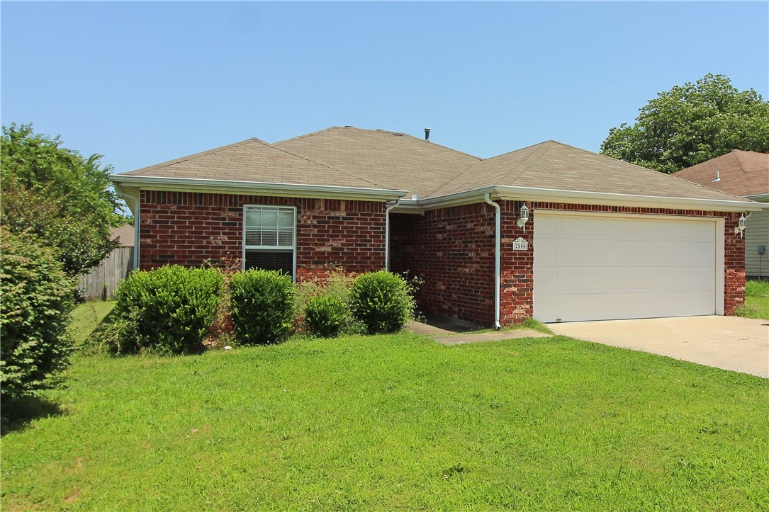 Super location and minutes away from trails, eateries, schools and parks. 3 bedroom 2 bath with privacy fenced back yard. 1 pet negotiable with increased rent of $50.00 per month and additional deposit of $250.00.