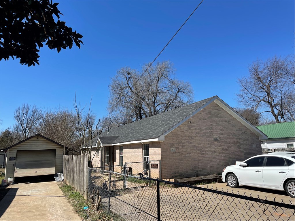 3 bedroom duplex, All brick exterior, built on on a slab near downtown Springdale. Long term tenant's on Month to Month.