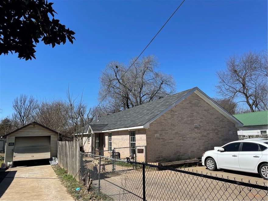 3 bedroom duplex,  All brick exterior, built on  on a slab near downtown Springdale. Long term tenant's on Month to Month.