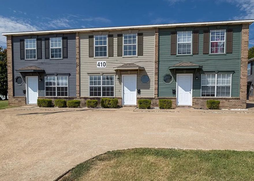 Stylish 2 Bedroom, 1.5 Bath Townhome in Bentonville, AR Perfect for Entertainment and Comfort!
Step into this beautifully designed 2 bedroom, 1.5 bath townhome, ideally situated in Bentonville, AR. The open-concept kitchen, which leads directly into the living area, is perfect for entertaining guests and comes fully equipped with a fridge, stove, and microwave. Relish meals and social moments at the convenient eat-in bar area.

The bedrooms are notably spacious and offer ample storage space to keep your belongings organized. Each bathroom features a large vanity with extensive storage, accommodating all your needs. Enjoy the fresh feel of new carpet on the stairs and sleek new laminate flooring in the second-story bedrooms and bathroom.

This townhome blends comfort with modern living, making it the perfect place to call home. Don't miss out on this exceptional living opportunity in Bentonville!