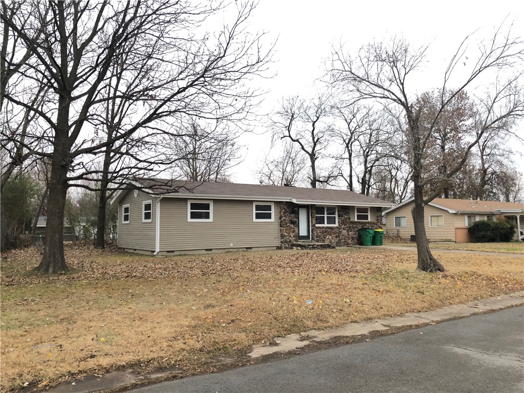 Charming 3 bedroom, 2 bath single family home in the heart of Springdale. Lots of improvements to this home over the past 3 years: new roof, new heat & air system, new water heater, new sink & faucet, new carpet, new dishwasher & refrigerator. Great location. Close to schools, restaurants, library, shopping.