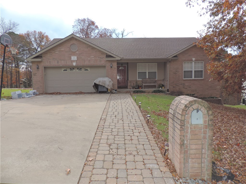 3 bedroom, 2 bath, super cute home with high ceilings. New roof 2015, new microwave. Glasstop stove, gas log fireplace, Laminate floors.Flat driveway & backyard. Very clean with large rooms.