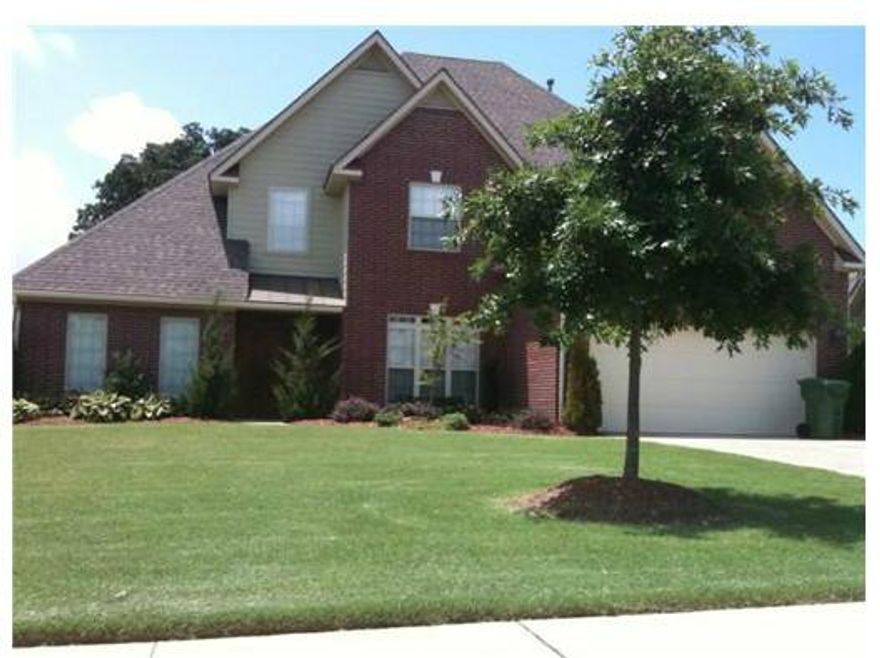 Home located on 9-hole golf course. Backyard faces the golf course. Access to community pool & clubhouse. Additional $75 / month for 6-month lease term.