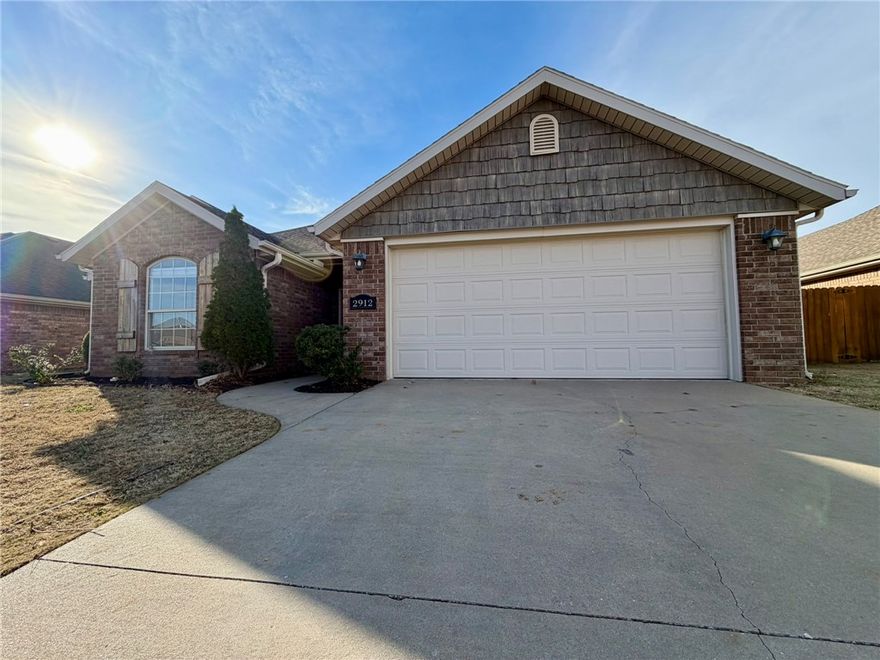 3 BD, 2 BA, All brick, split plan, great room w/vaulted ceiling and fireplace,
kitchen w/breakfast area, Primary BD has walk-in closet, jetted tub and walk in shower, covered patio and
wood privacy fenced backyard, gas fireplace, jetted tub, vaulted ceilings.