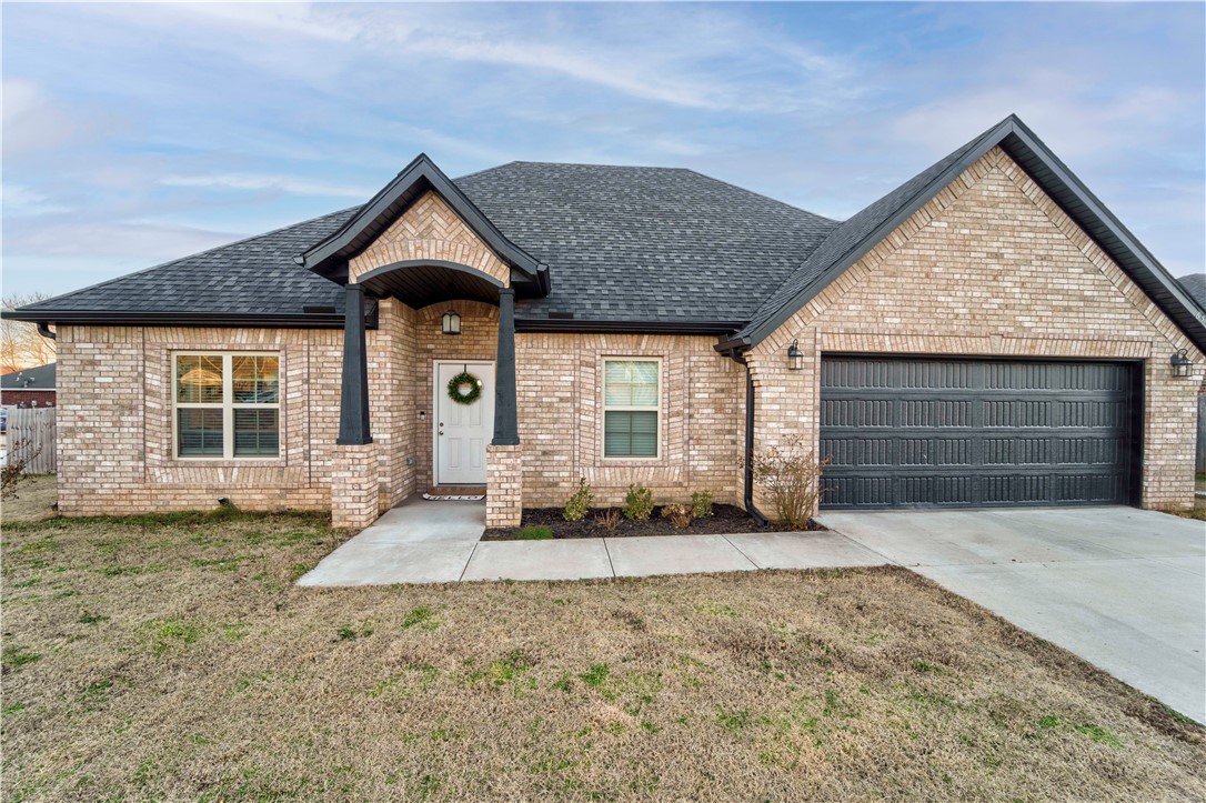 Take a look at this classic three-bedroom, two-bathroom residence located off of the Wagon Wheel exit! This home sits on a corner lot and is accompanied by a fenced-in yard. Priced attractively, it's an ideal choice for those looking to enter the housing market.