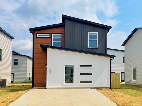 Photo of 1040 Indiana Avenue, Bentonville, AR 72713 (MLS # 1325853)