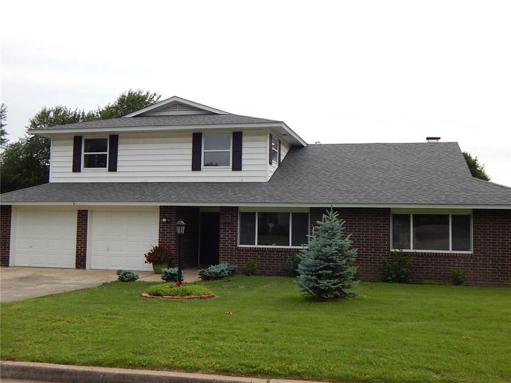 You aren't going to believe this home! Updated throughout with new paint, new flooring, new lighting, new kitchen cabinets w/ granite countertops, new stainless appliances! Huge family room w/ wood burning FP, master BR on main level w/ access to covered porch. Sparkling inground gunite pool! Sunroom w/screened glass windows. Spacious 4 BRs. 3 full baths. New wood privacy fence w/ gate access to JBHunt Park. Roof & windows replaced 2007. Just 5 minutes to I-49. HarBer High School.
Park.