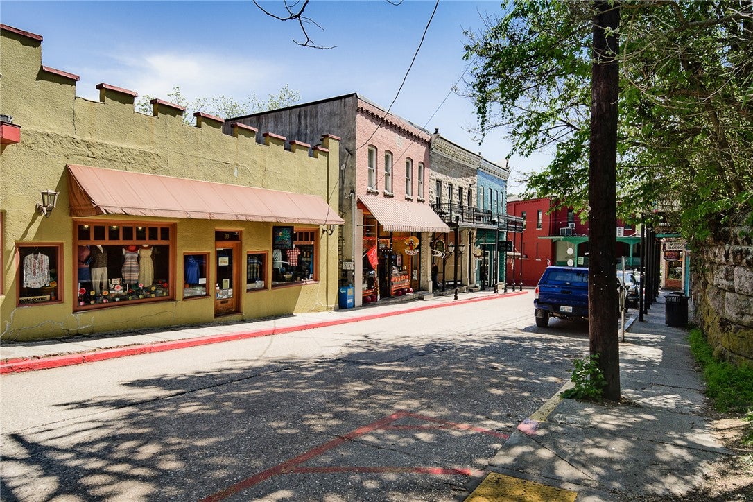 93 Spring St, Eureka Springs, AR 72632