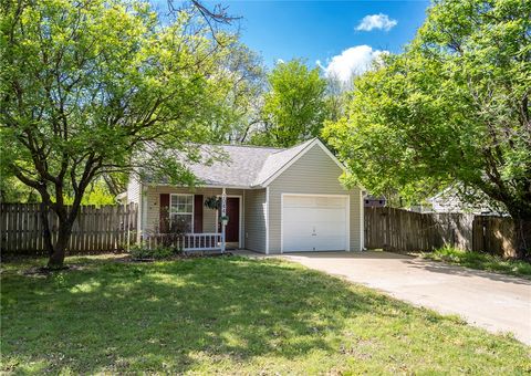 Photo of 2044 E Wood Tree Court, Siloam Springs, AR 72761 (MLS # 1342941)