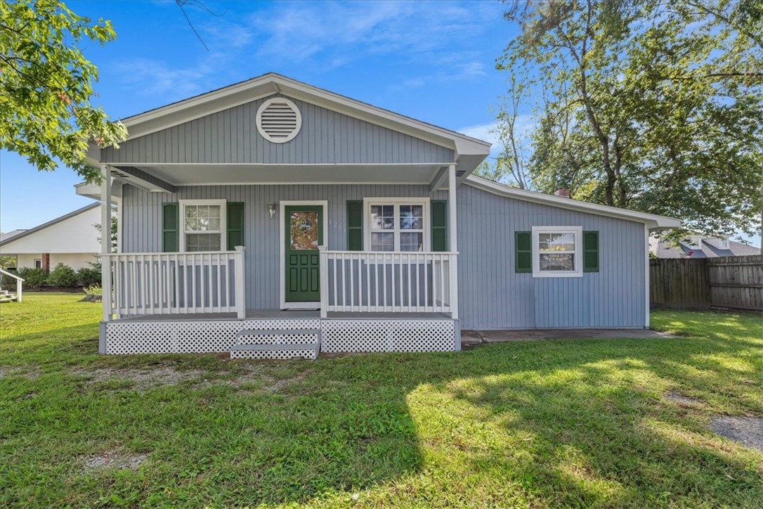 Unique Investment Opportunity with Commercial Potential! Whether you’re looking to expand your rental portfolio or explore redevelopment, this property delivers options. This home is ready for occupancy or updates, it’s an excellent chance to generate steady rental income right away. This home is located directly on the Greenway and in Bentonville's Regional Center hub consisting of smaller businesses like restaurants, office and other services. Also good for concentrated housing in close proximity to abundant jobs. Delivering the cities highest financial performance.
This property features offers 3 bedrooms, 1 bathroom, and 1,298 sq. ft. on a .23-acre lot.
From rental investment to long-term growth potential, this property is full of promise in one of the area’s most strategic locations. See MLS 1320138 for 1201 & 1203 selling together.
