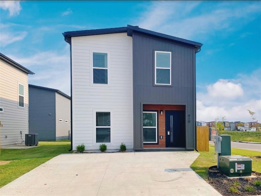 Modern, smart, affordable living! Looking for that first home, wanting to downsize and simplify, or looking for a low-maintenance investment property, Featherston Village may be exactly what you've been looking for. Never think about lawncare again! Everything you need in a great location. Wonderful new subdivision in Bentonville School District. Bentonville mailing address, Centerton city limits. Less than 5 miles from Walmart Corporate office. Come enjoy simplified living in a modern environment. Future parks and walking trails throughout the neighborhood. Schedule a showing today!