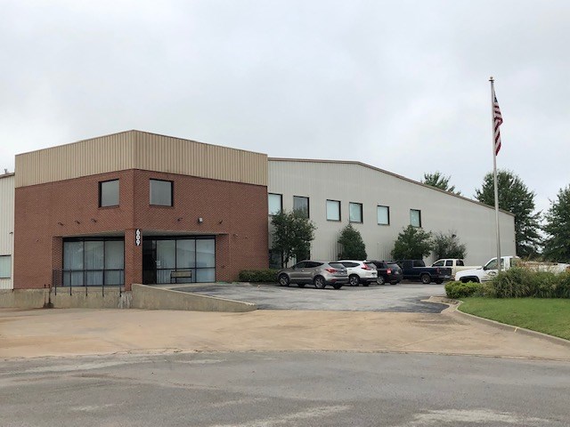 Investment Opportunity. Clean and well maintained office and warehouse space. Fully leased to Gates Industrial. 2 docks and 1 loading door. 28 private offices & 1 large conference room.