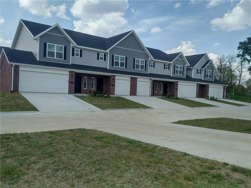 Executive Rental in prime location in Northwest Arkansas! 3 bedrooms, 2.5 baths, open floor plan. Includes stainless appliances, carpet and tile flooring, pantry and large master bath. 2 car garage. Back patio. Close to shopping, dining and entertainment, easy access to I-49.