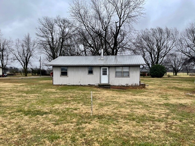 Quaint 2 Bed 1 Bath farm house on approx 1 acre in Bentonville School District. Fresh Paint and affordable Rent, wont last long.