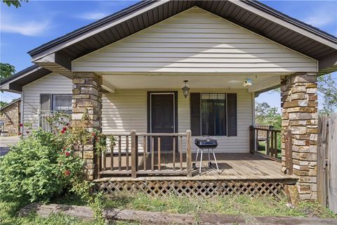 Photo of 100 N Brewer Court, Fayetteville, AR 72701 (MLS # 1343738)