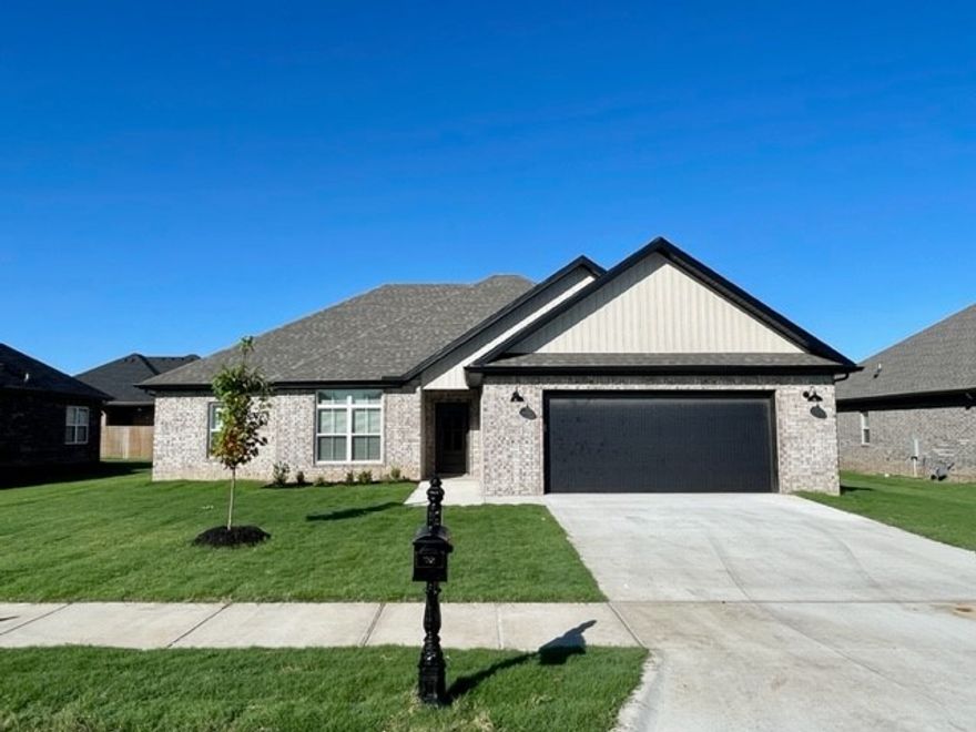 Don't miss out on the perfect rental.  This 4 bed 2 bath home located directly behind the new Pea Ridge High School and only minutes from Bentonville! Features include high end custom cabinets, large kitchen island, upgraded granite & fixtures, gas range, wood look ceramic tile floors, custom tile shower, whirlpool tub, raised ceilings, 2'' faux blinds, large covered patio, & much more!