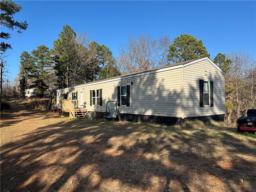 8 year old 3 bed 2 bath manufactured home with an open floor plan Island in kitchen, Split bedroom floorplan. Located near Hobbs State park and Beaver lakeand War Eagle Mill/River! ! Fabulas mountain bike trails and hiking! all applianced convey and the Bass boat stays as well!