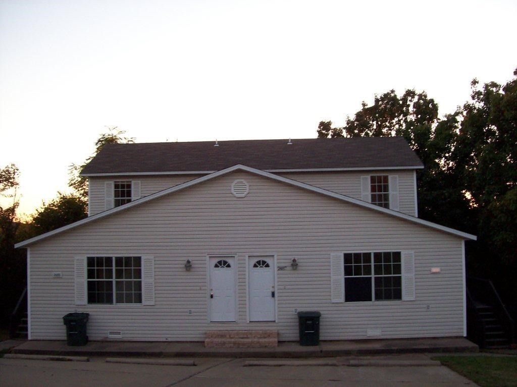 Great location at the end of the street in the cul-de-sac of the neighborhood. Spacious 3 bedroom 2 bath duplex with the master bedroom being downstairs. Centrally located in Fayetteville and close to everything Fayetteville, from the U of A to the NWA Mall, Lake Fayetteville, bike trails, Gulley Park and your newest restaurants and entertainment spots. Get it now before it's to cold to want to move.