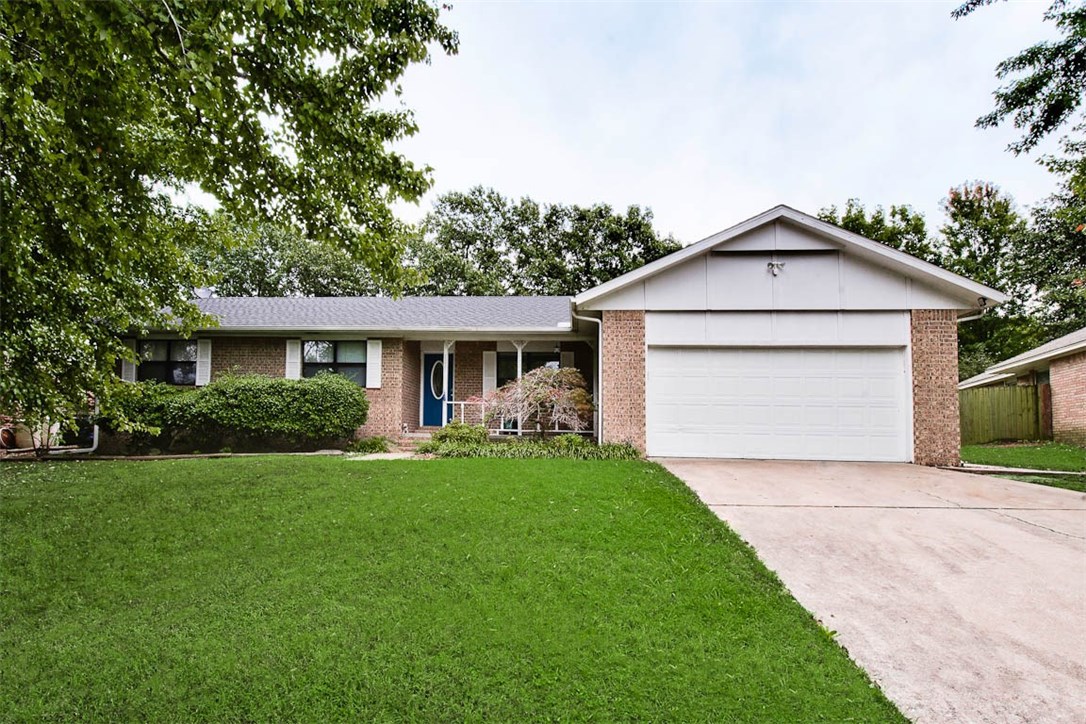 Perfect home for first time home owners or investors! This house is in a great location in Rogers.