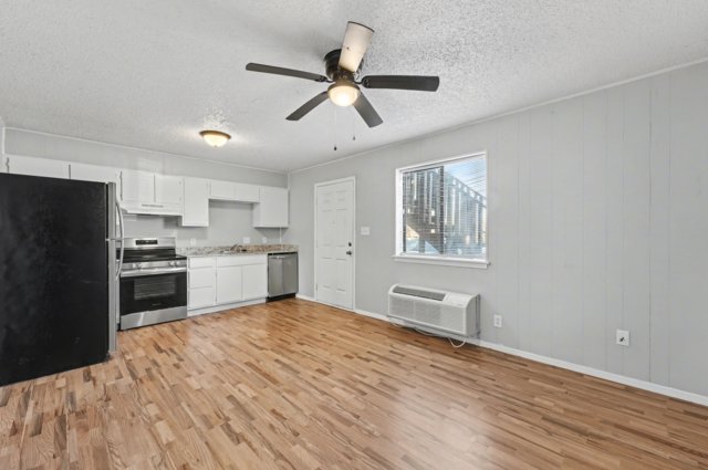 23-16-30 FAYETTEVILLE OUTLOTS - Residential Lease