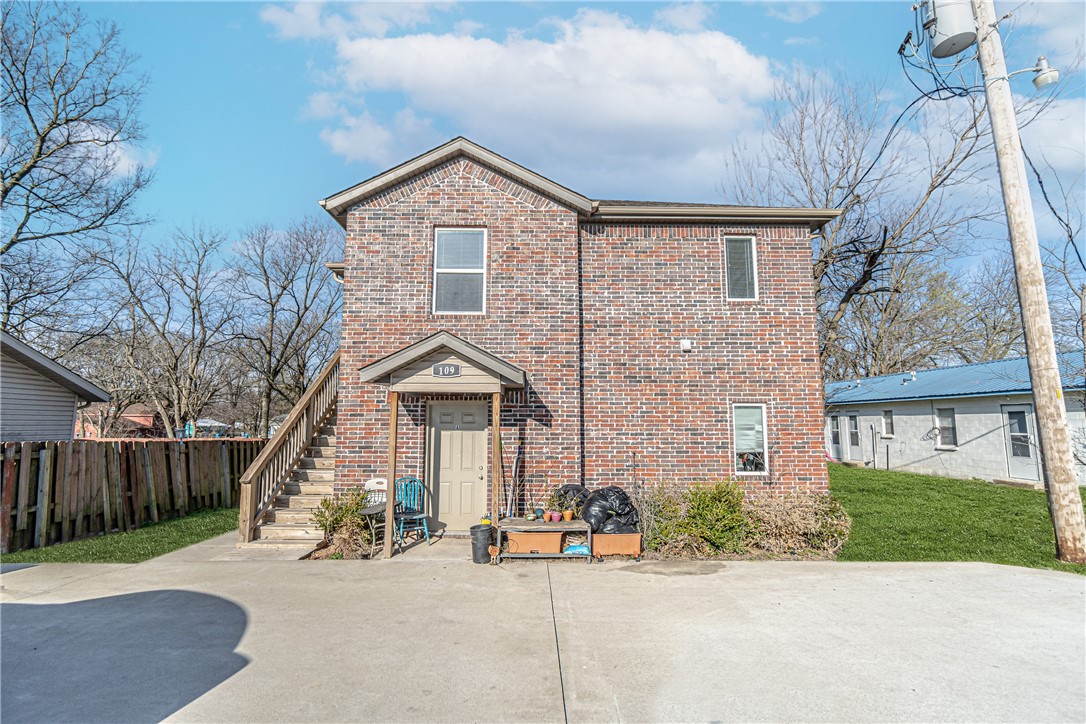 Welcome to your freshly updated 1-bedroom, 1-bathroom apartment in the heart of Gravette, AR! This cozy space offers a spacious layout and is conveniently located in the heart of town. Water is additional to the rent, $75.00, making budgeting a breeze. Don't miss out on the opportunity to make this apartment your next home sweet home!