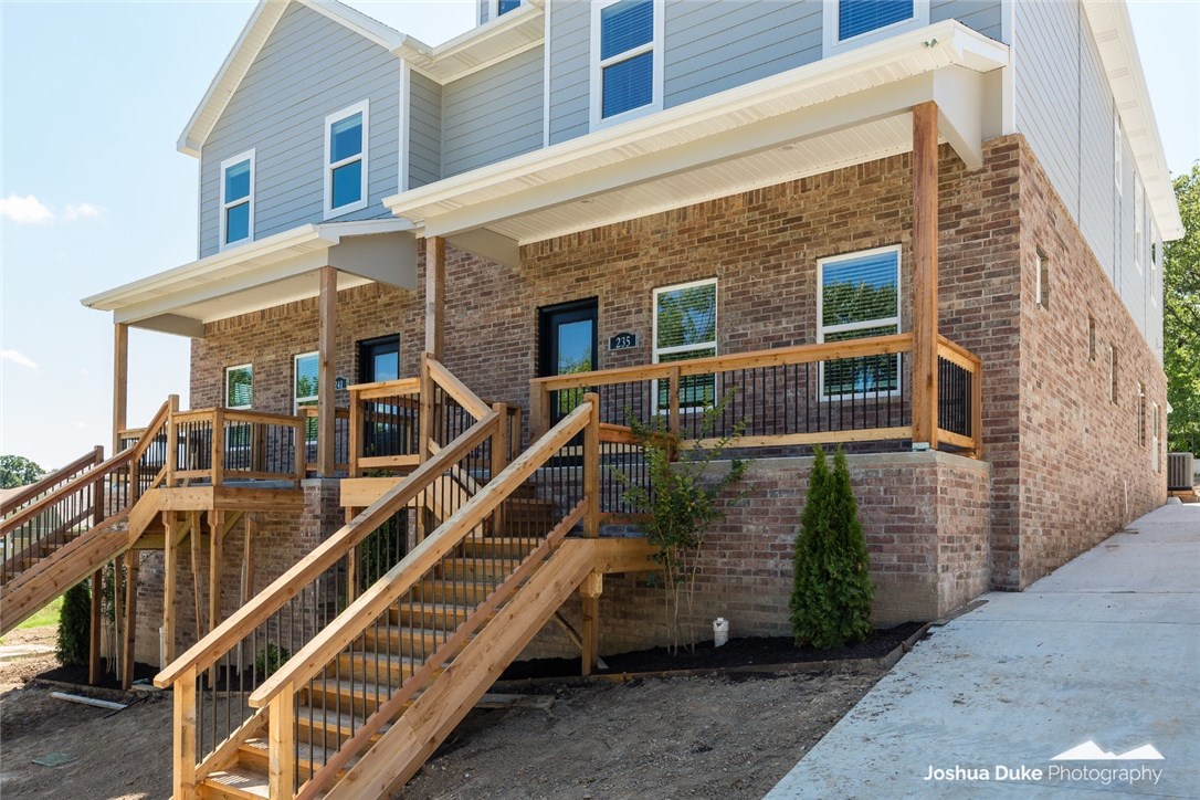 Available to Pre-Lease for August 2019! Walk to campus, Bud Walton or Donald W. Reynolds. 4 bedrooms, 3.5 baths, granite countertops, hardwood floors, SS appliances. Call today to view.