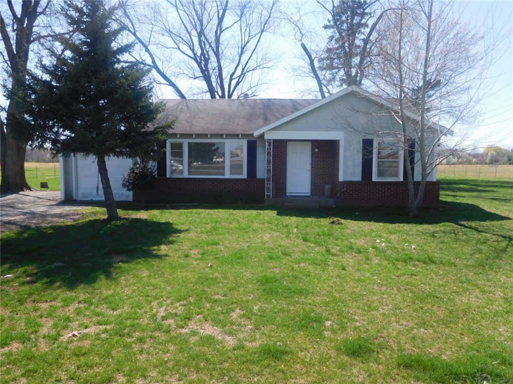 Adorable 2 Bedroom 1 bath farm house, close to shopping, very clean, new paint ,hug yard. Barn in back is not included in lease, house is on a well with a filter system, tenant is responsible for changing filter every 4 mos (owner to provide) Owner to manage property with approved application, applicants must have credit Score of $650 to be considered per owner, tenant responsible for yard care of all area inside fence line to house
