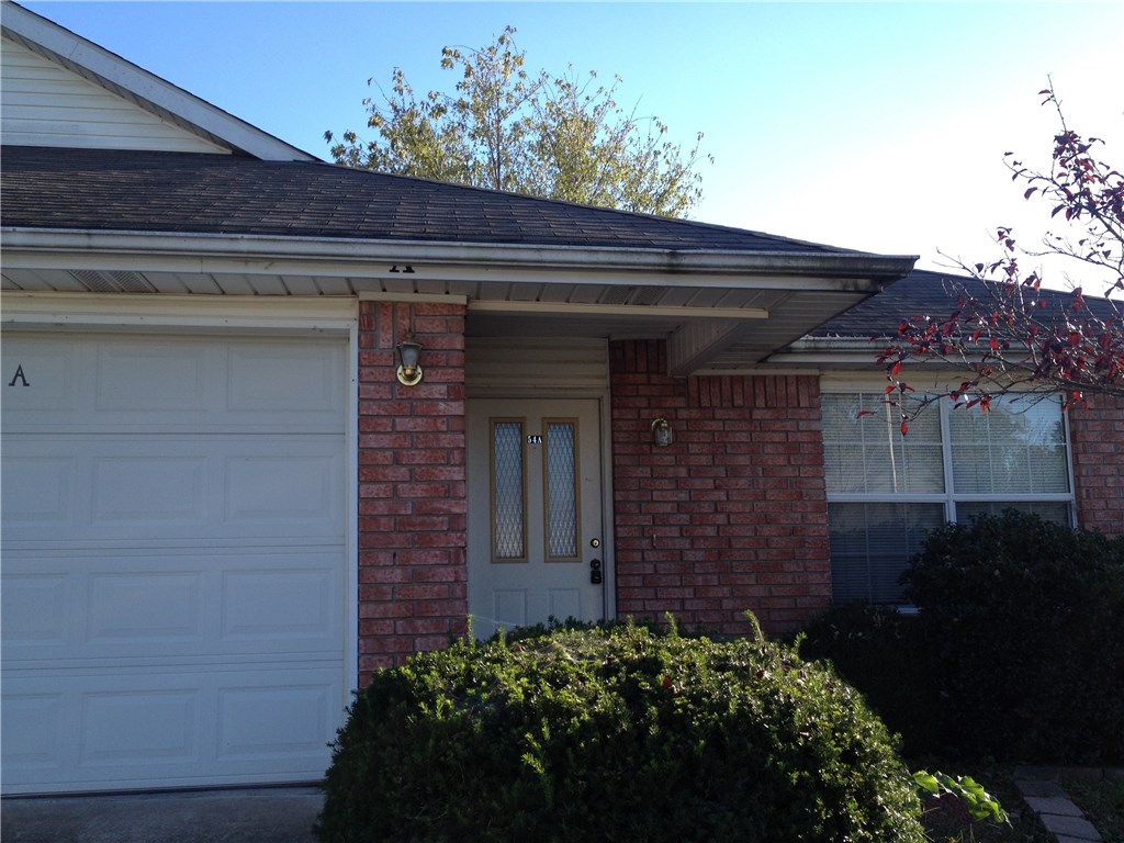 Great 2 bed 2 bath duplex with location close to walking trails and close to down Bentonville. refrigerator included. 1 car garage. Fenced yard.