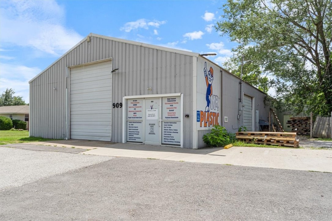 Prime Commercial Opportunity with Warehouse + Residential Home in Growing NWA Corridor
Versatile 5,600 SF warehouse space located in the heart of NWAās booming expansion zone. Zoned C2 Thoroughfare, with high visibility and flexibility for a range of commercial uses. The warehouse boasts one 12āx10ā and two 12āx14ā overhead doors. Approx. 21 ft. shop height, ideal for storage, equipment.Newer radiant heaters and 3-phase electric. Heated and cooled office space suitable for walk-in customers. Natural gas, well water, and septic system already in place. City water and sewer located on McClure. Additional potential with the residential home for rental income, on-site management, or future development. Positioned near major routes and surrounded by ongoing commercial and residential growth, this property is an exceptional investment for business owners or developers looking to capitalize on the continued expansion in NWA. Check with the city for all zoning uses and available utilities.