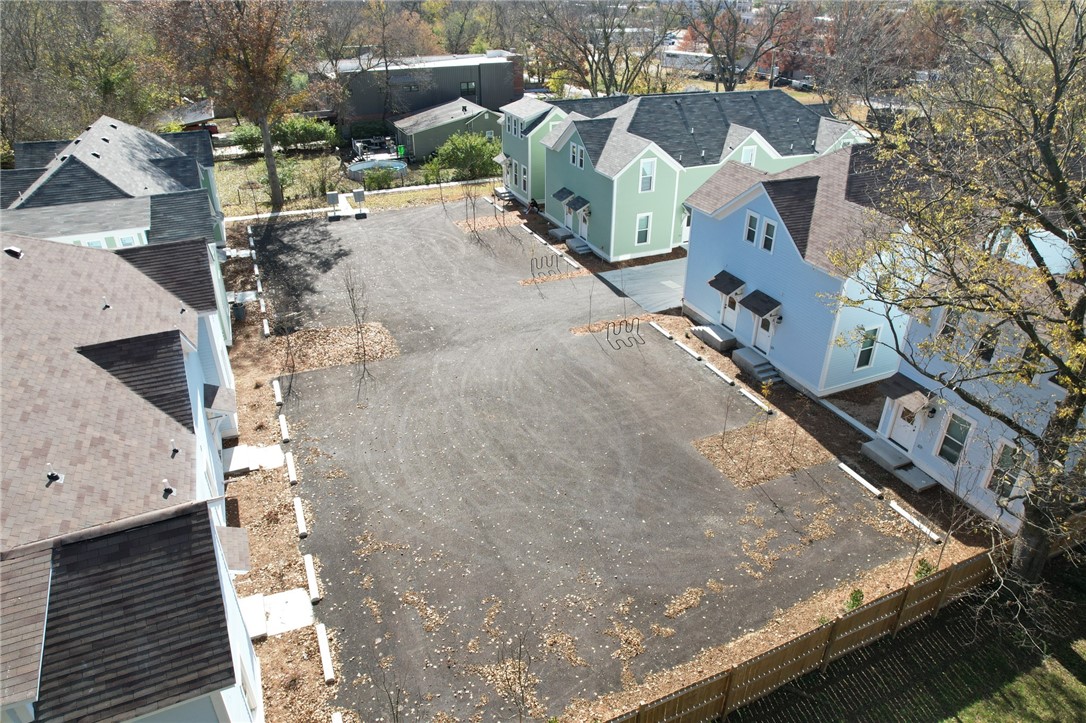 Cute 1 BR/1 BA town home is conveniently located near the U of A and downtown Fayetteville and is perfect for those wanting just the right amount of space. Approved pets welcome with a $500 nonrefundable pet fee and additional rent of $25/mo for each pet. Please note that there are breed restrictions. Owner is offering first full month rent free. Photos are representative of the unit.