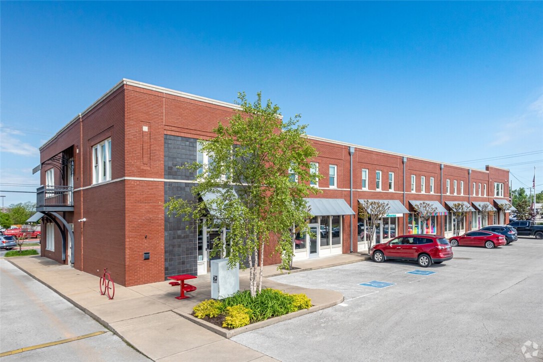 Class A Office Space located in the Heart of Downtown Bentonville, near Walmart HQ, Thaden School, and Crystal Bridges! This 1,239 SF office features, a conference, call room, kitchenette and space for open air offices. Assigned parking, major road frontage, prime location! Spaces in this building do not open up often, take advantage of this opportunity while you can!