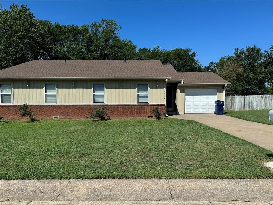 Nice and roomy 3 bedroom/2 full bath duplex with a large, unfenced back yard.  Comes with Stove and 
Dishwasher. Convenient location.
