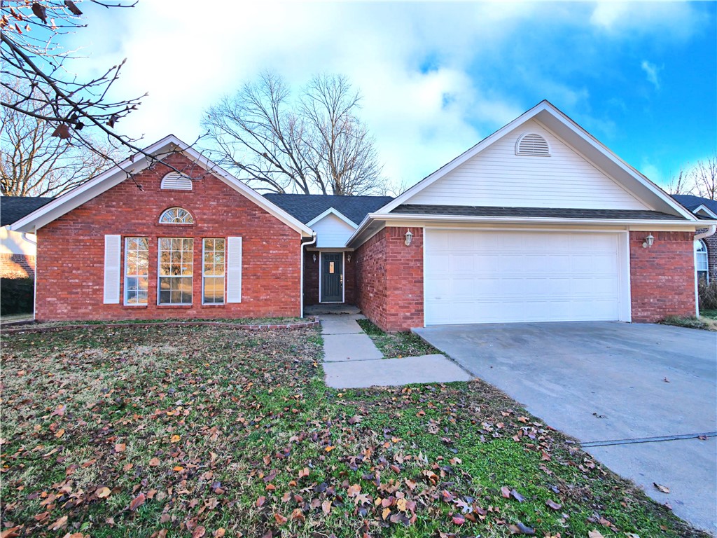Great location close to Bentonville, shopping centers and restaurant, Walking distance to trails and parks. 3 large bedrooms 2 Full baths and large living area.