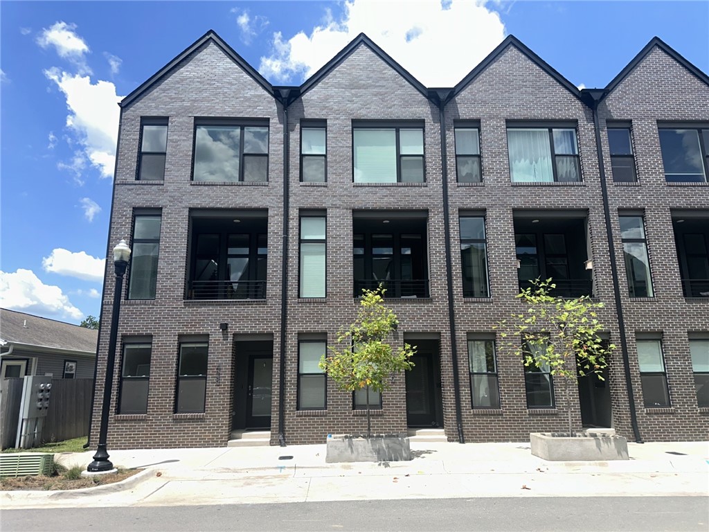 Enjoy the life of living in Downtown Bentonville! Walking distance to all community events, farmer's market, movie theater, pubs, fine & casual dining, & shopping! Enjoy outdoor concerts at the Momentary or watch sunsets from the roof top bar. Jump on your bike and be right on the Greenway or enjoy walking on all of the paved trails throughout town and beyond. This luxury condo has so many things to offer including 3 bedrooms and 3 bathrooms, hardwood flooring throughout, balcony off of the living room and one car garage.