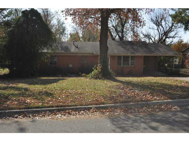 This is a great restoration project in a nice neighborhood in Springdale. House needs bathroom fixtures, flooring, and other work. Nice sized back yard with fence.