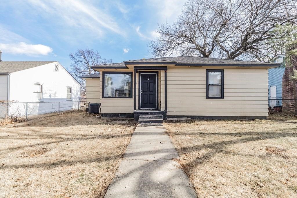Welcome to this charming home in the heart of Siloam Springs! Offering a cozy and inviting living space, this property features a convenient laundry area just off the kitchen. The homeās central location places you within walking distance of shopping, dining, parks, and trails, with easy access to US-412. Youāll be only 5 minutes from downtown, making it ideal for those who enjoy being close to everything. Families will love the added bonus of Southside Elementary being just across the street. Whether you're looking for comfort or convenience, this home offers it all! New gas line recently installed.