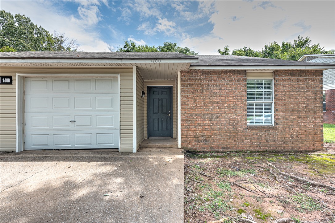 Excellent starter home or investment property in West Fayetteville! Freshly remodeled townhome (3 bedroom, 2 bathroom, 1 car garage) with new flooring, paint, counter tops, refinished cabinets, and new lighting & plumbing fixtures throughout. Brand new kitchen appliances including Refrigerator! Washer/dryer hookups. Kitchen Pantry. Unit 1400 has a new AC unit. Conveniently located less than 2 miles from I-49 and only 3.5 miles to the UofA. Close to bus routes, schools, shopping, restaurants, and all amenities Fayetteville. Come see this property today! Listing is for the single townhome unit on the right side. The unit on the left side (1402 N Boxley Ave) is also for sale separately, see ML#1317732.