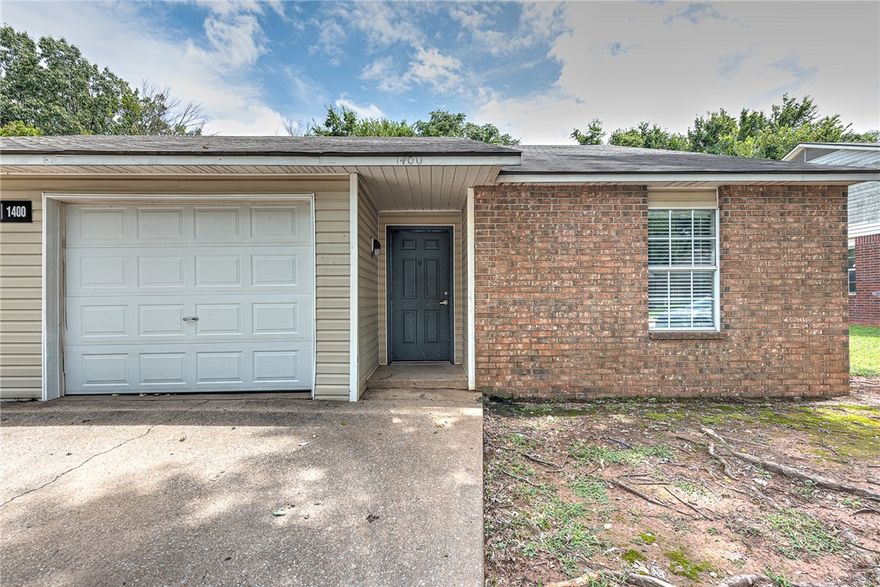 Excellent starter home or investment property in West Fayetteville! Freshly remodeled townhome (3 bedroom, 2 bathroom, 1 car garage) with new flooring, paint, counter tops, refinished cabinets, and new lighting & plumbing fixtures throughout. Brand new kitchen appliances including Refrigerator! Washer/dryer hookups. Kitchen Pantry. Unit 1400 has a new AC unit. Conveniently located less than 2 miles from I-49 and only 3.5 miles to the UofA. Close to bus routes, schools, shopping, restaurants, and all amenities Fayetteville. Come see this property today! Listing is for the single townhome unit on the right side. The unit on the left side (1402 N Boxley Ave) is also for sale separately, see ML#1317732.