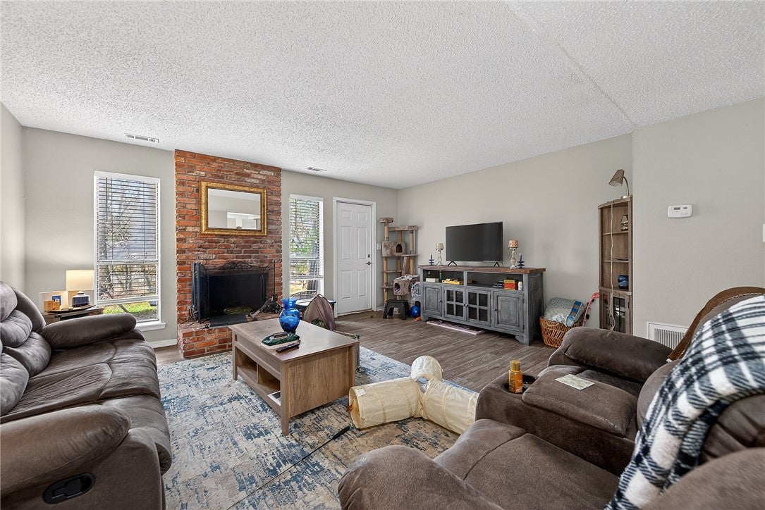 2105 N East Oaks Drive