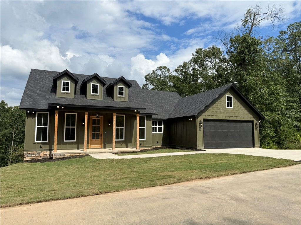 Prime Bella Vista Location ā Golf, Lake, and Recreation just minutes away!
Live where convenience meets tranquility in this 3-bedroom(+ office) 2-bath home on a 0.39-acre wooded lot. Enjoy custom built-ins, quartz countertops, and ceramic tile inside, plus a deck overlooking the trees for peaceful mornings and relaxing evenings.
All the best of Bella Vista is within minutes: 4 min to Bella Vista Country Club, 5 min to Lake Windsor, 2 min to Branchwood Recreation Center, 10 min to Walmart and shopping. Trails, parks, and other recreation spots are right around the corner.
Whether itās your primary residence or a weekend getaway, this property offers the perfect blend of proximity to your needs, and unmatched privacy.