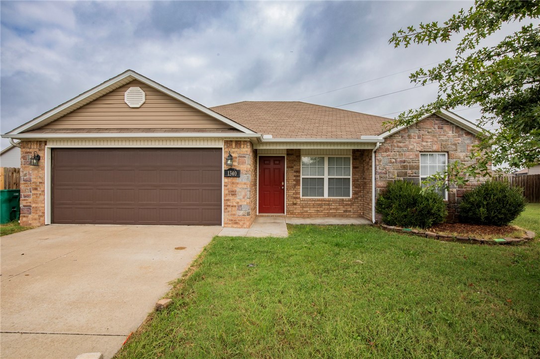 Don’t miss this 3-bedroom, 2 bath home in ever-growing Centerton! It has a wonderful layout and an awesome split floorplan with eat-in kitchen that opens into family room.. No wasted space, split floor plan, keyless entry, open kitchen with pantry, open living space, tall ceilings, large closets in master bath, and a HUGE back yard. This is a great find. At this price and location, it won’t last long!
