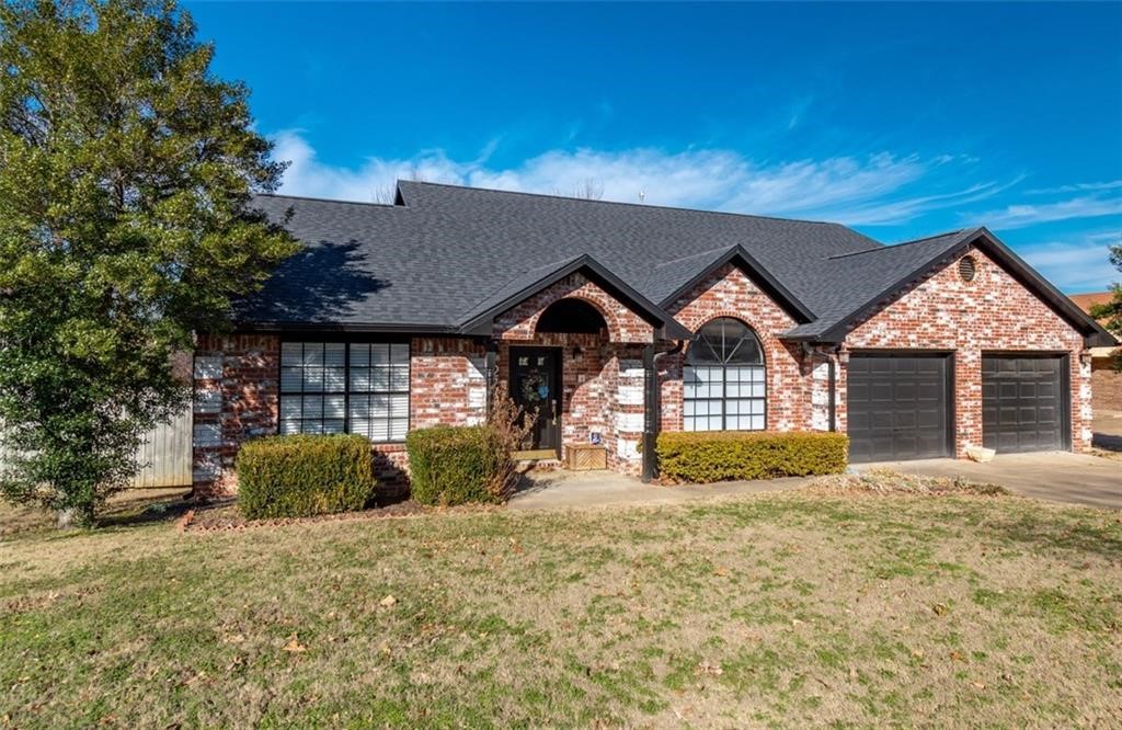 Located in East Fayetteville on a quiet cul-de-sac! Close to Gulley Park and the Greenway. Enjoy the split floor plan, vaulted room flows into the kitchen and dining area, centered around a gas fireplace and banquet-style bay window. Primary Suite has vaulted-ceilings, a modern en suite bathroom with a large shower, a soaker tub, and two walk-in closets. The laundry room includes a utility sink and XL steam washer and dryer. The second and third bedrooms are equal in size and share a full bath with a tub. The kitchen is designed to impress with gorgeous countertops, stainless steel appliances, a new fridge with water filter, dishwasher, and microwave. The 30-foot screened-in porch, overlooks a large fenced yard with mature shade trees, an organic garden, and fruit trees. The flex room is ideal for a home office, gym, or extra living space. We welcome pets! A refundable deposit and $40/month per pet fee apply. Sorry, no smoking of any kind is allowed. Link to apply: https://turbo.rent/li/T3duZXI6Nzc0MzY3?p=1527565