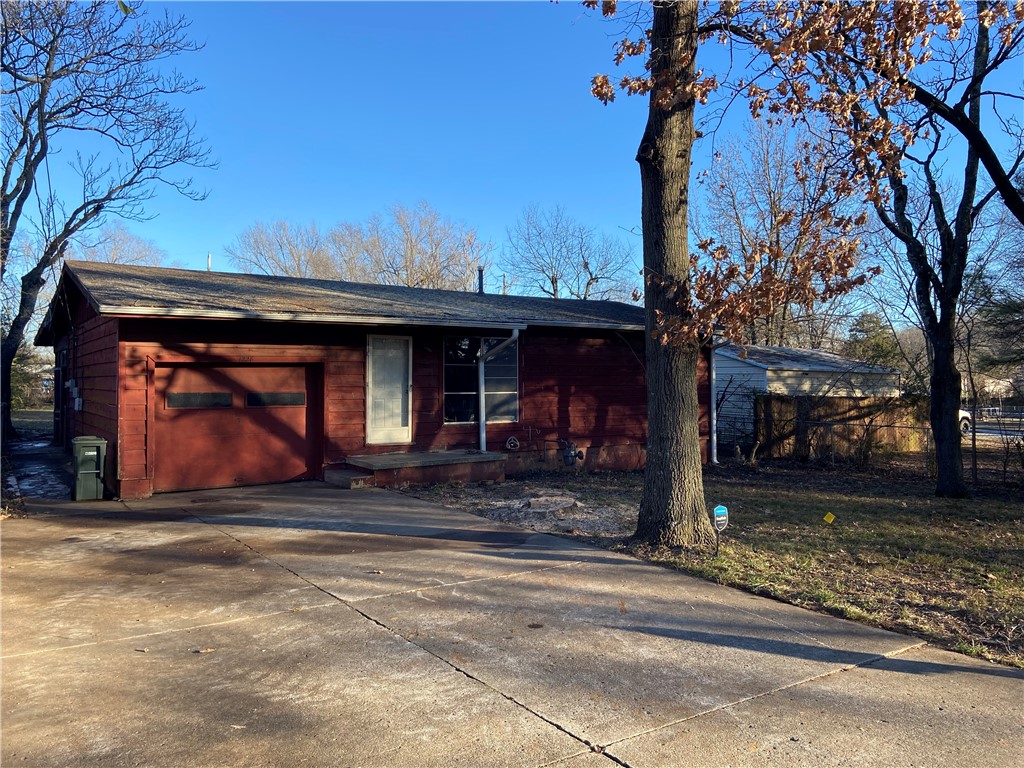 Great opportunity in the rapidly growing South Fayetteville area! This home features a simple floor plan with an open kitchen and living room, a spacious front yard, and a garage for extra storage or parking.
Located within walking distance to local breweries and restaurants, this property is perfect for first-time buyers or investors looking to bring their vision to life.
**Highlights**
- Hardwood floors
- Prime South Fayetteville location
- Walkable to breweries and restaurants
- Open-concept kitchen and living area
- Lovely front yard
Agent owned.