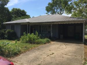 Two bedroom one bath home with large back yard. Hardwood flooring thru out with custom details. Would make great first time buyer!