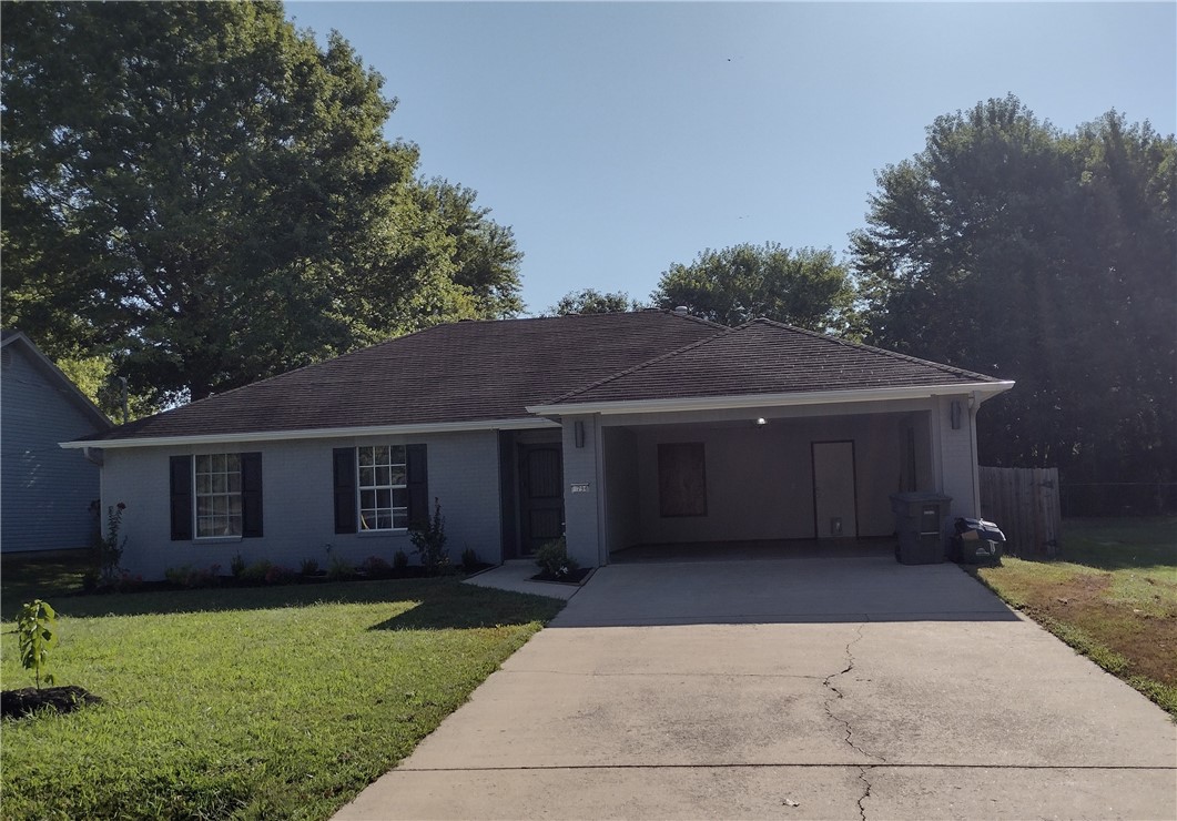 Very Nice, newly renovated 3bed 2 bath home close to Happy Hollow School and the UofA. Vaulted ceiling in living room with gas log fireplace. Beautiful vinyl plank floors throughout with tile in the kitchen. Covered back porch, 2 car garage, fenced backyard and shed.