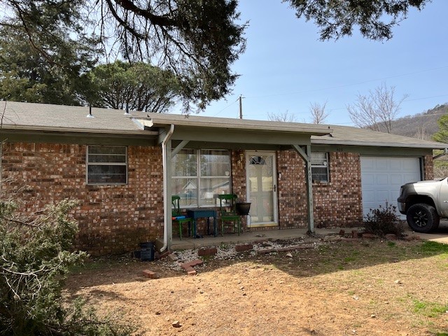 Charming 3-Bedroom Home - Perfect Starter or Investment Opportunity! Featuring a comfortable layout, functional living space, and a great location, this home has endless potential.Act Fast! Whether you're looking for a place to call home or a smart investment, this property won't last long. Call today to schedule a showing!