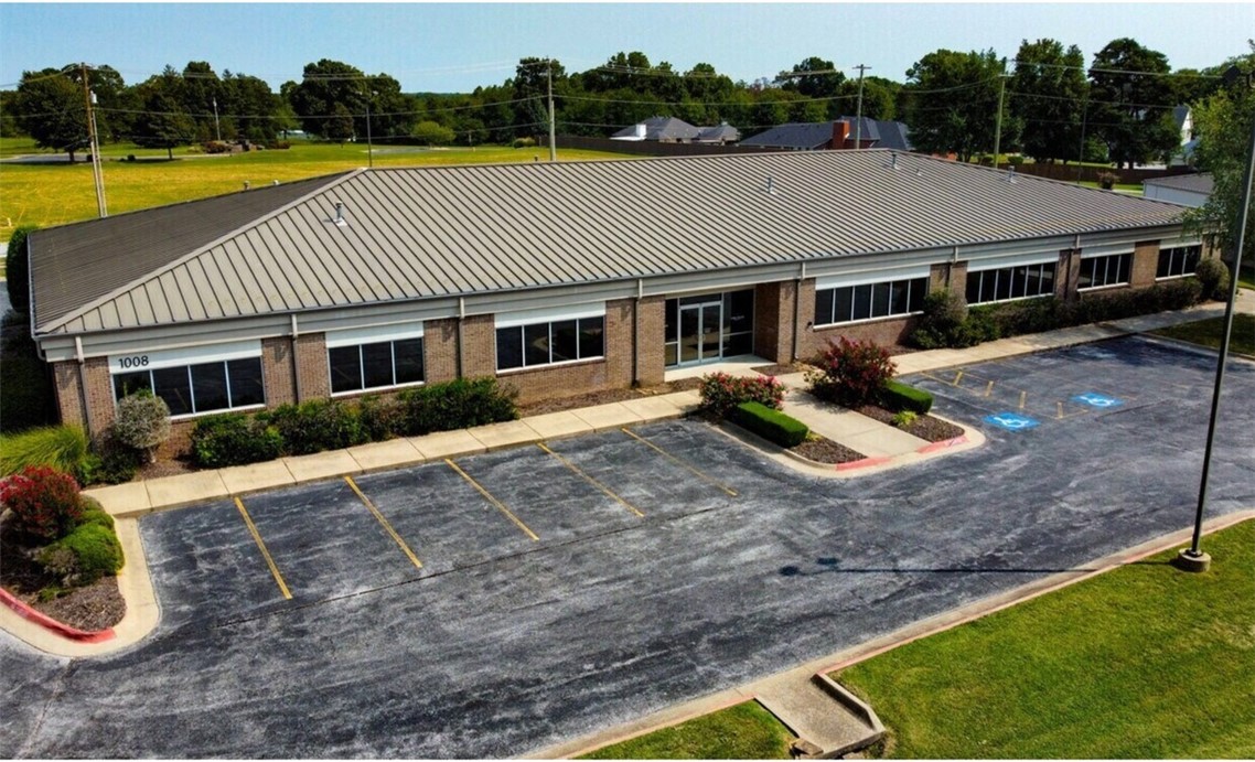 Prime Bentonville location.
Directly off Interstate 49 with high visibility & easy access.
Only 2 miles from the new Walmart Home Office campus.
Custom finishes.
Customize your space at the on-site design center: choose your own flooring, paint colors, countertops, & ceiling grid.
Office park amenities.
Trailhead and walking paths.
24/7 fitness center.
Stepping Stones Children’s Academy (on-site daycare).
River Grill (onsite dining).
Local summer food trucks.