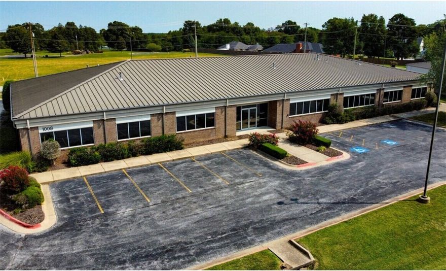 Prime Bentonville location.
Directly off Interstate 49 with high visibility & easy access.
Only 2 miles from the new Walmart Home Office campus.

Custom finishes.
Customize your space at the on-site design center: choose your own flooring, paint colors, countertops, & ceiling grid.

Office park amenities.
Trailhead and walking paths.
24/7 fitness center.
Stepping Stones Children’s Academy (on-site daycare).
River Grill (onsite dining).
Local summer food trucks.