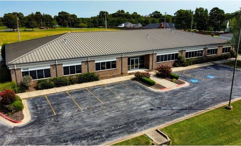 Photo of 1008 Beau Terre Drive 1000 #1000, Bentonville, AR 72712 (MLS # 1325020)